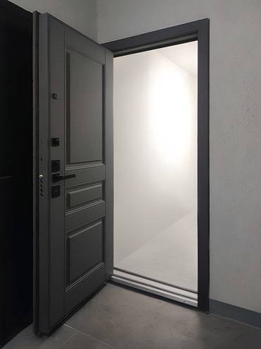 Квартирная металлическая дверь